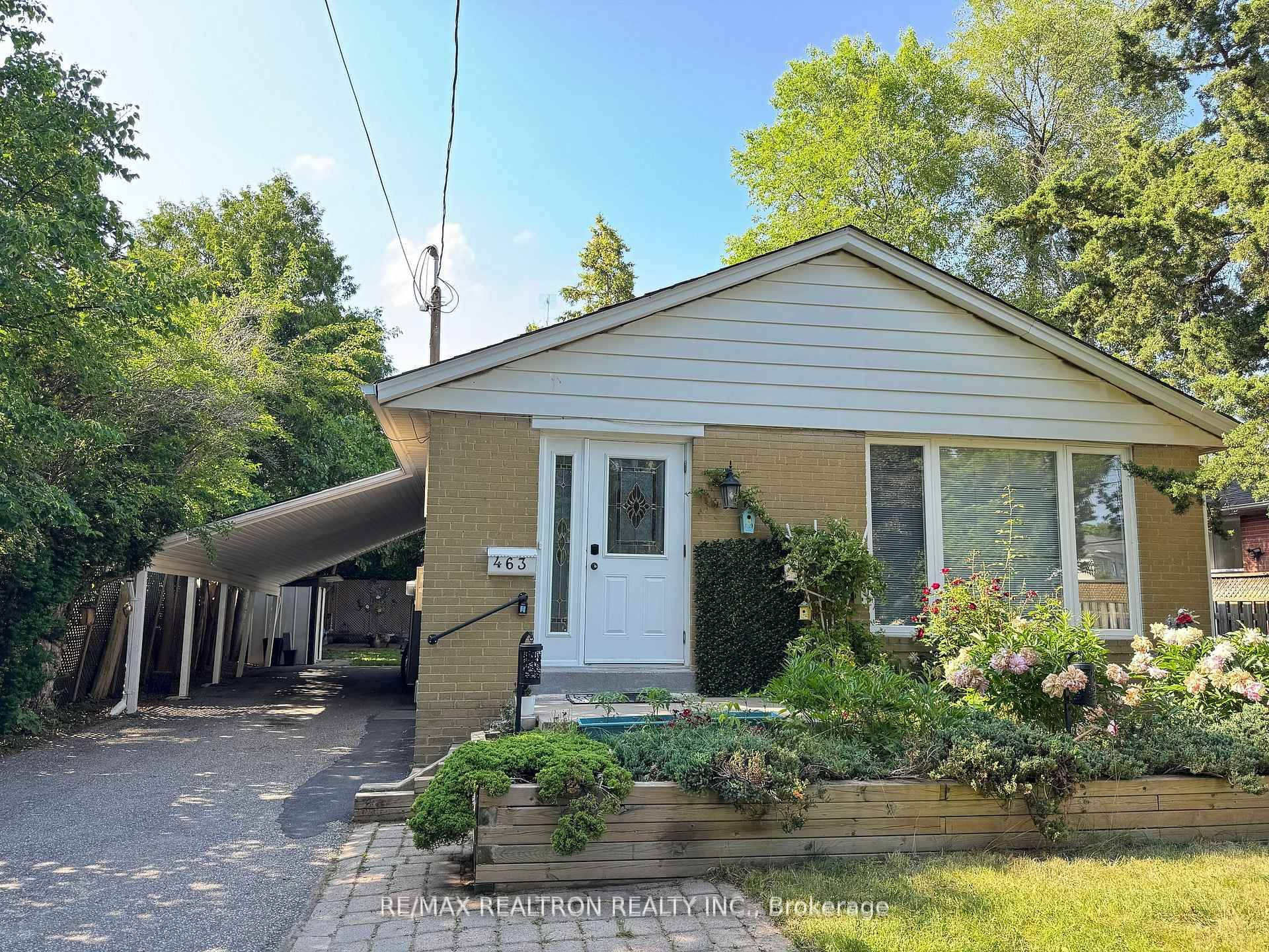 Charming 3 Bedroom Bungalow in a Family Friendly Cul de Sac !