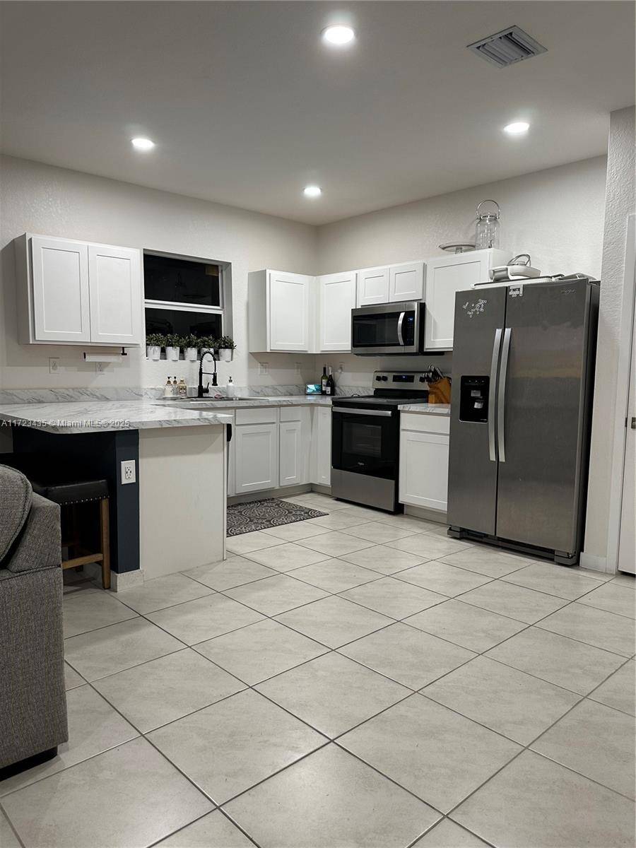 Like new amp ; very spacious, over 1900 Sq Ft, 4 Bed 3 Bath 1 Car Garage townhome in Hamilton Place.