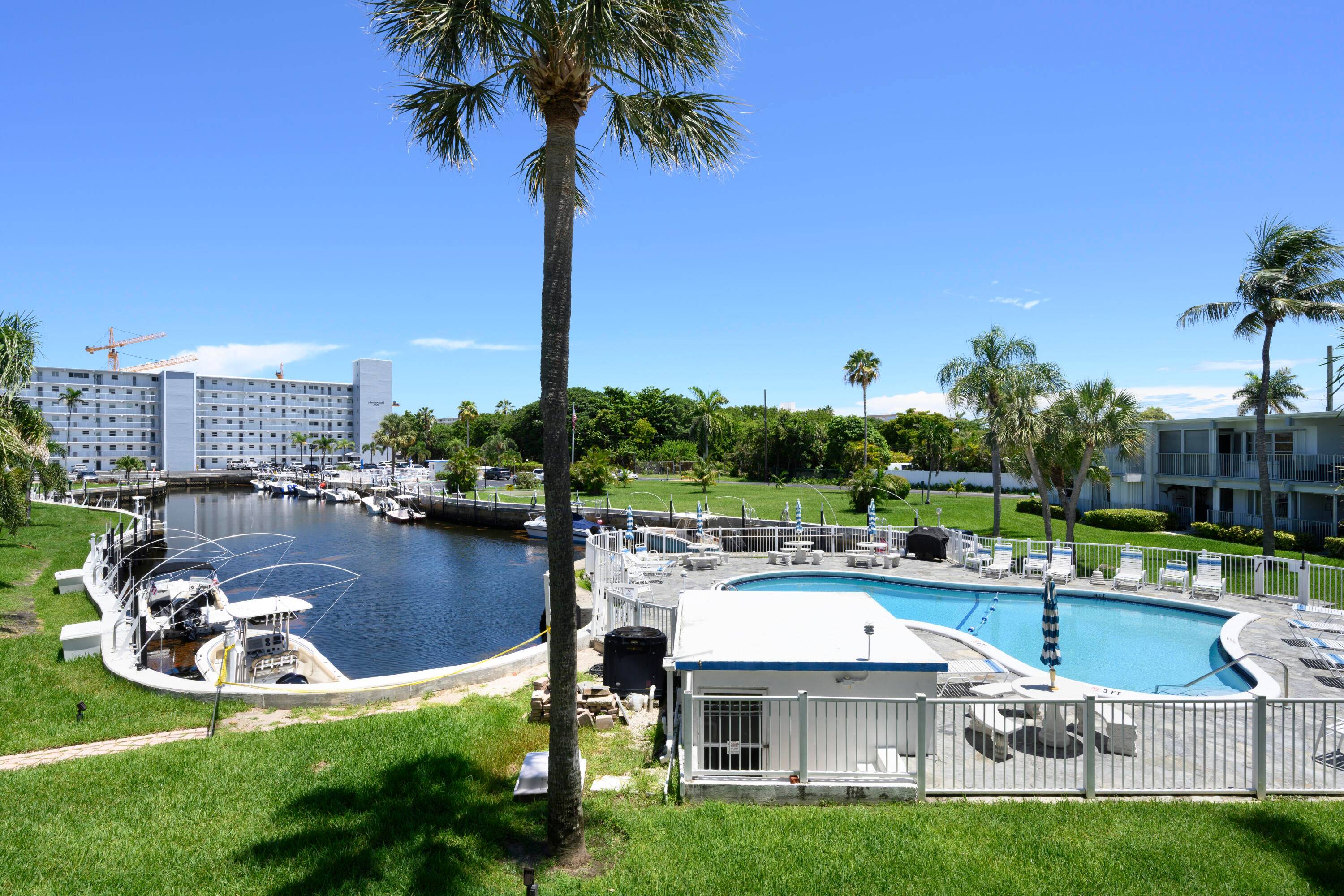 Enjoy the best of South Florida living in this charming 1 bedroom, 1 bathroom condo located just off the Intracoastal and close to the beach !