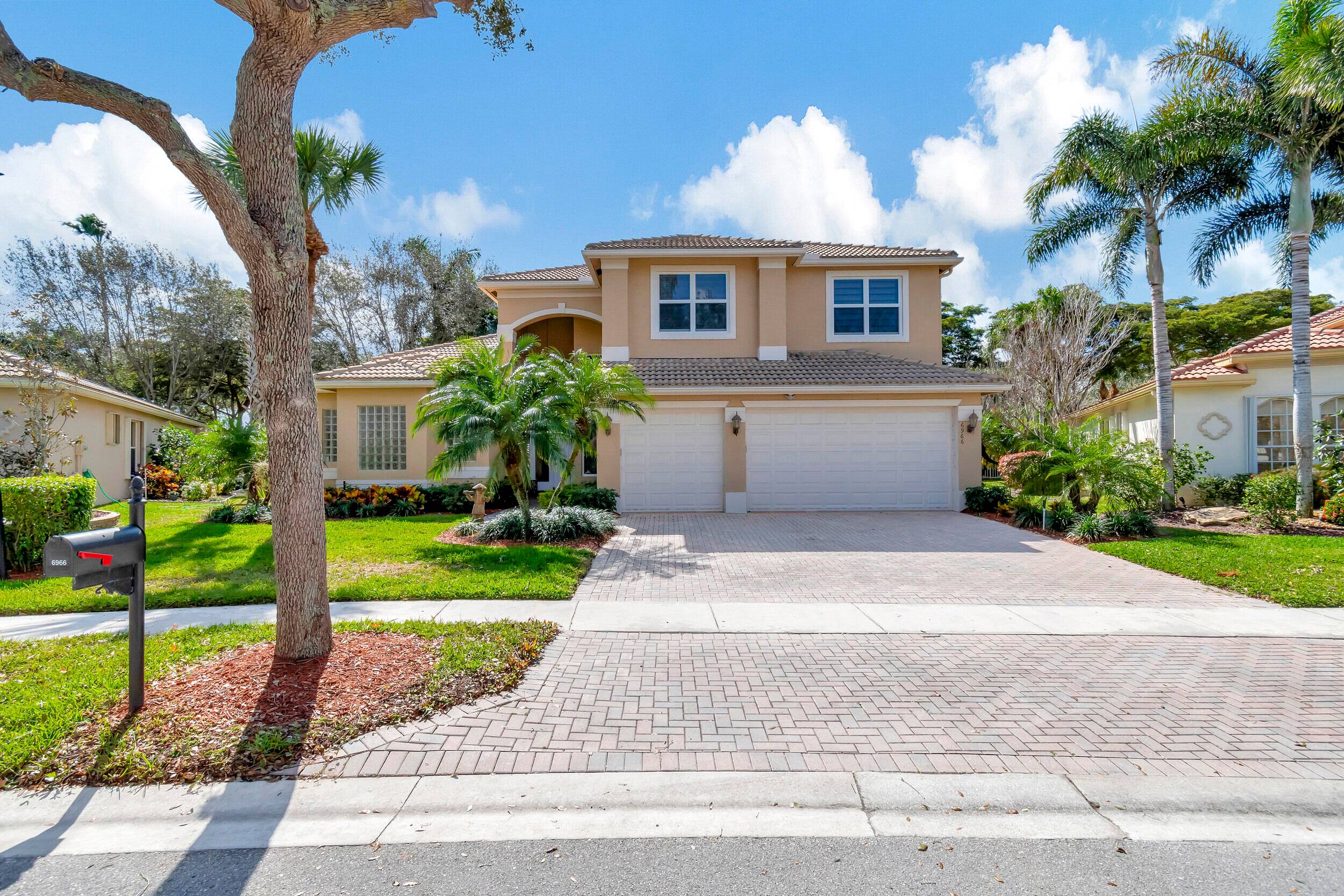 This Valencia Pointe home has it all !