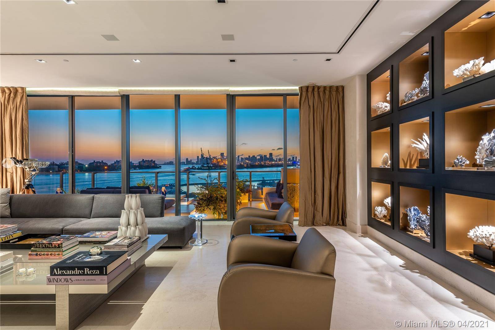 STAY IN TOUCH WITH THE SEA THE SKYLINE IN THE MOST DESIRABLE 04 LINE AT THE ULTRA EXCLUSIVE APOGEE IN SOUTH OF 5TH NEIGHBORHOOD !
