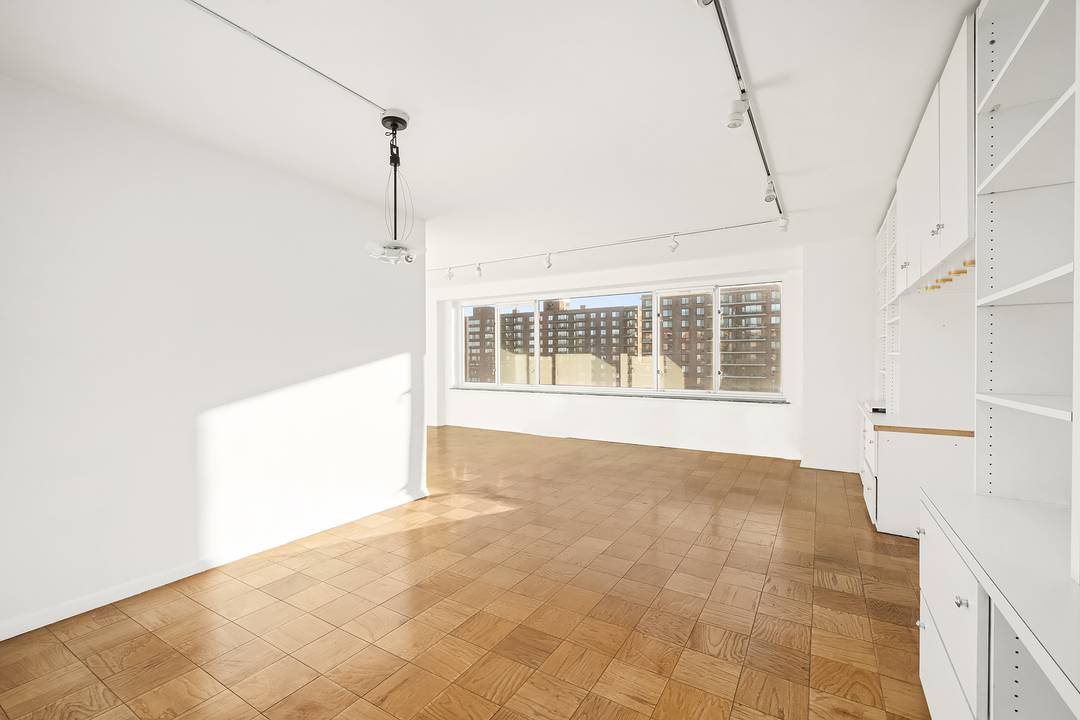 Move right into this sun filled, south facing extra large alcove studio with a huge 20 foot bank of windows and unobstructed southern views of sky and Central Park.
