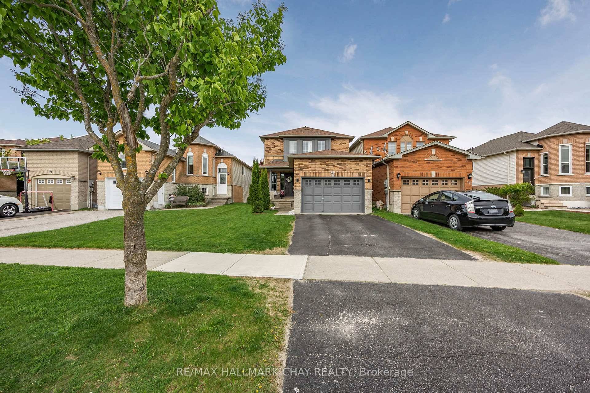 Welcome to this beautifully appointed home in the heart of Barrie's sought after holly neighbourhood.