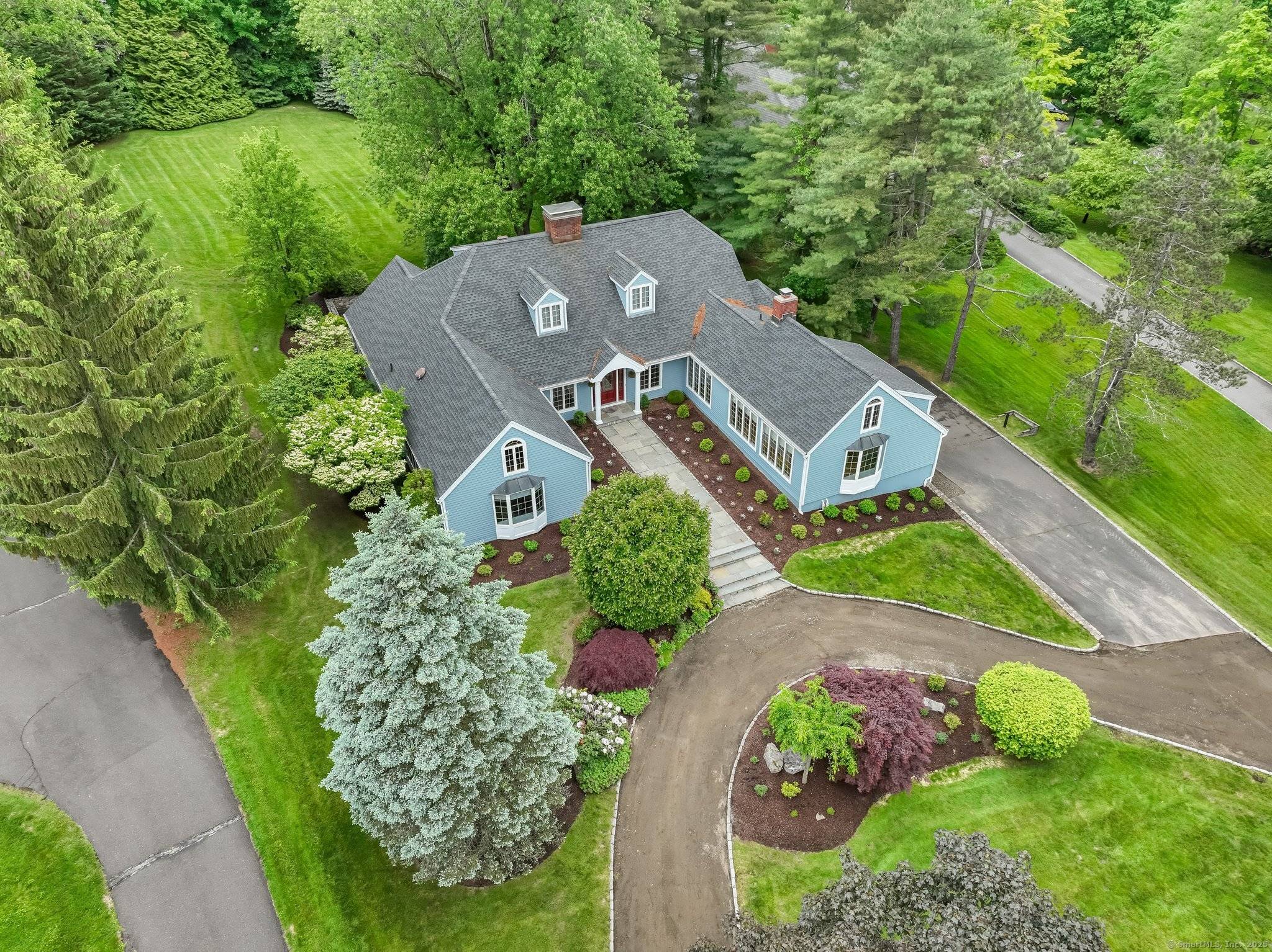 Best location in Ridgefield with direct sidewalks to restaurants, shopping and the village center !
