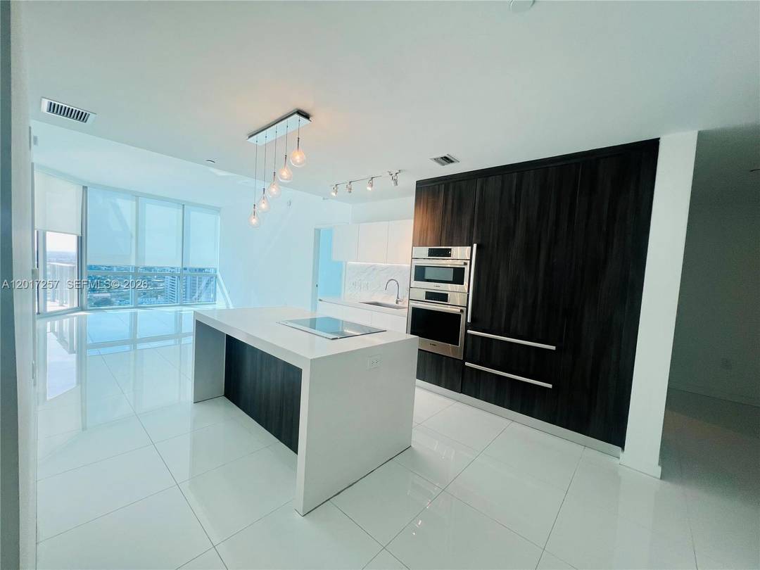 GORGEOUS 2BD HUGE DEN W CLOSET THAT CAN BE A 3rd BED, 3 BATHS CONDO AT LUXURY PARAMOUNT MIAMI WORLD CENTER.