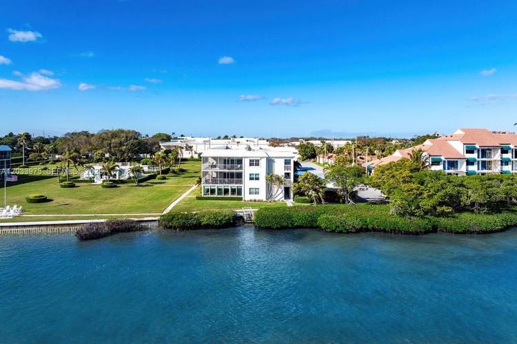 Waterway Beach condos offer a peaceful waterfront lifestyle just minutes from Jupiter's pristine beaches, waterfront dining, boutique shopping, golf courses, and world class boating.