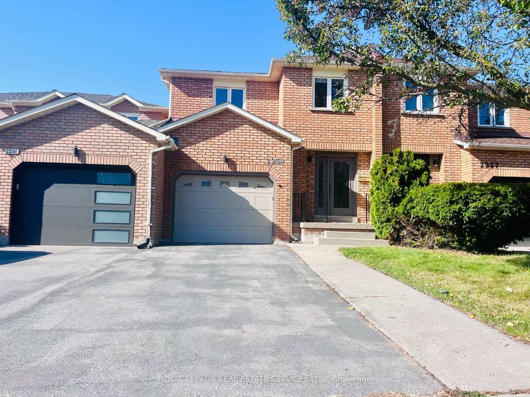 Amazing 3 bedroom Townhouse nestled in the Sought After Glen Abbey Neighborhood.