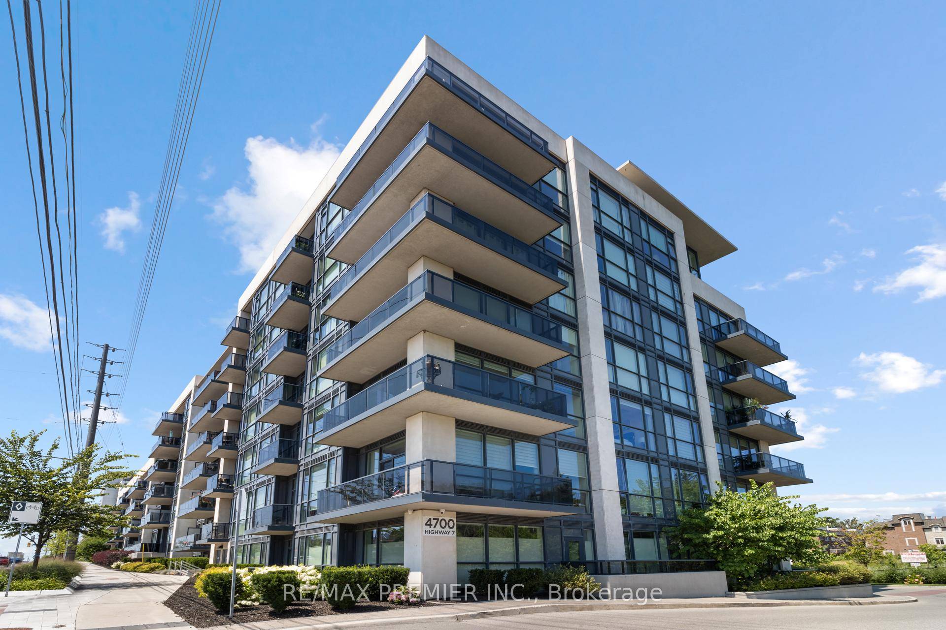 Contemporary 2 Level Condo With 2 Bedroom, 2 Parking Spaces amp ; 1 Locker.