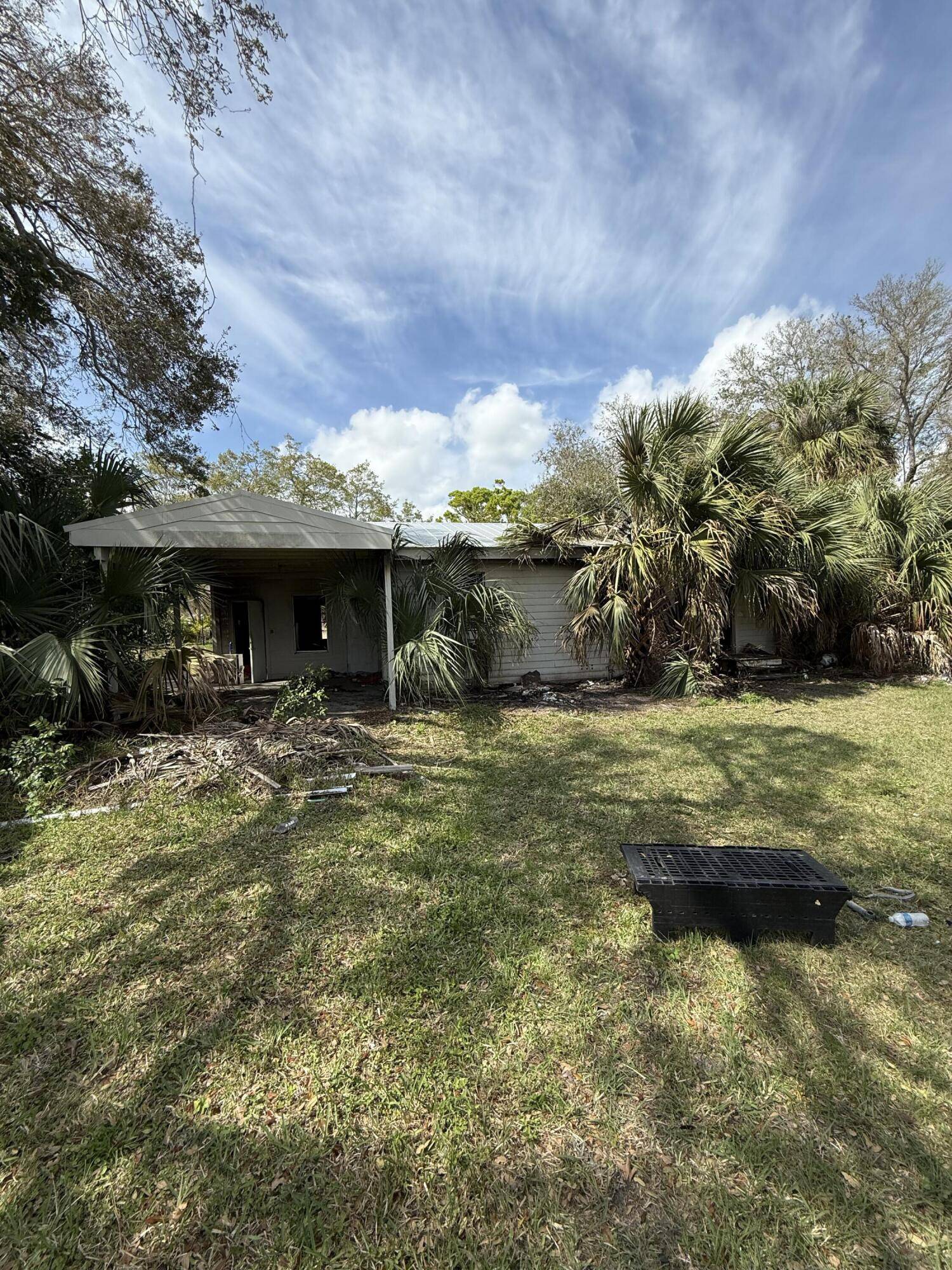 This 3 bedroom, 2 bathroom single family home spans 1, 018 sqft and sits on an oversized double corner lot.