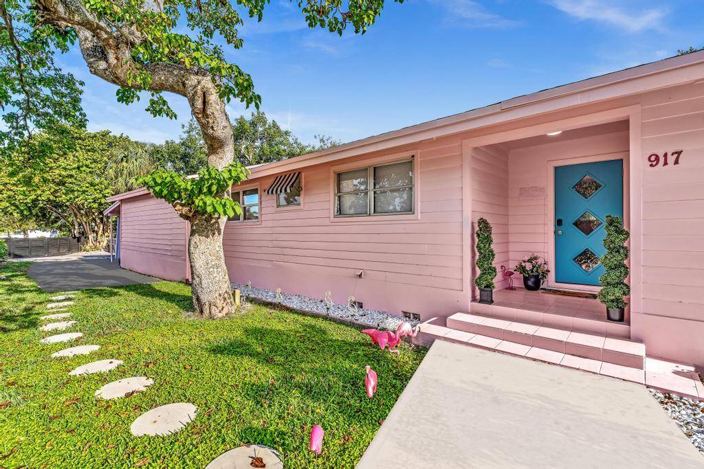 Step into the charm of Pink Flamingo House in West Palm Beach a fully furnished, vintage inspired 4 bedroom, 3 bath retreat perfect for relaxation and fun daily living !