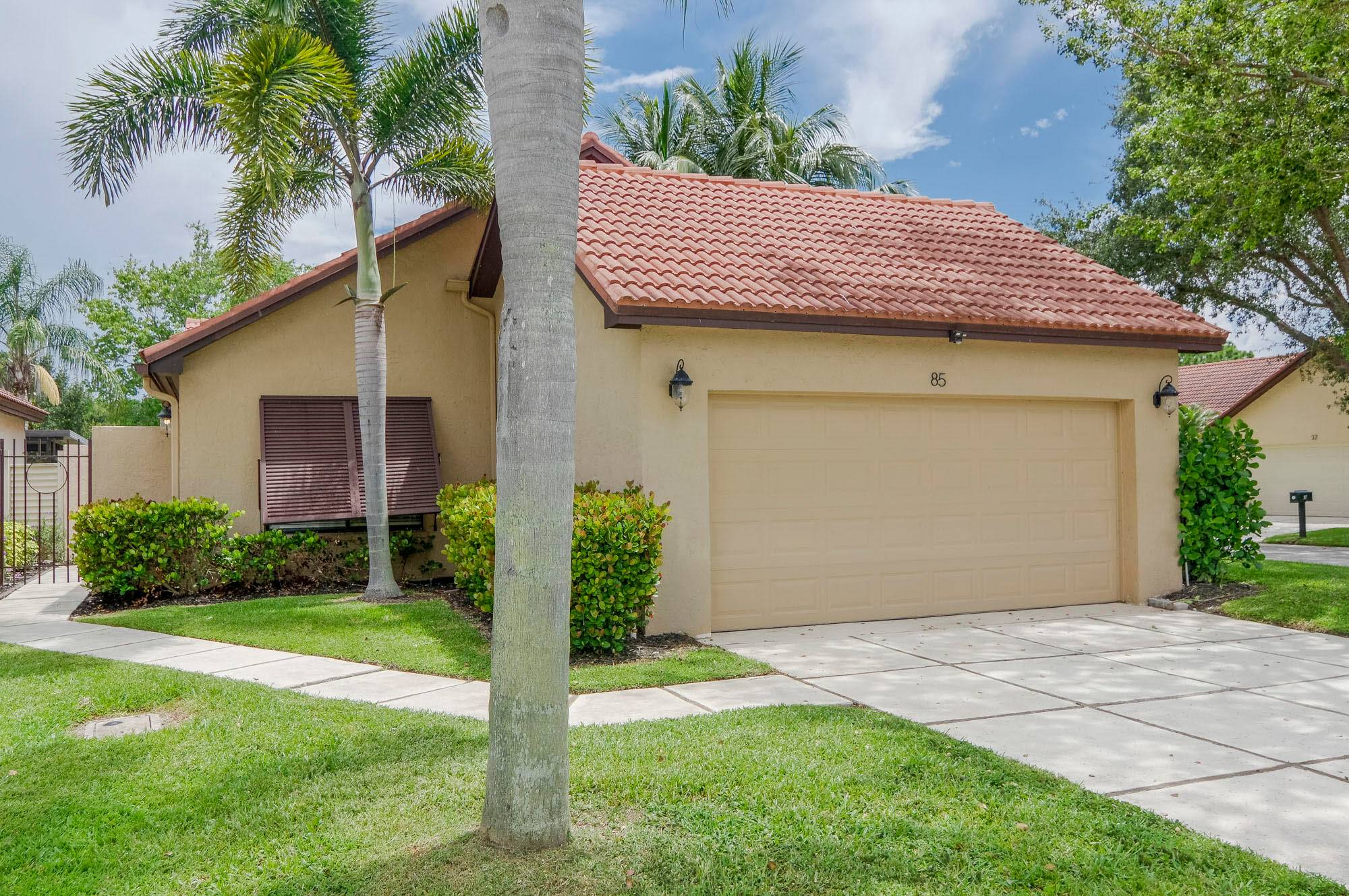 Available for off season, 3, 500 mo and seasonal rent, 7, 500 mo 4 month min This beautifully renovated home is located on a large private corner lot featuring a ...