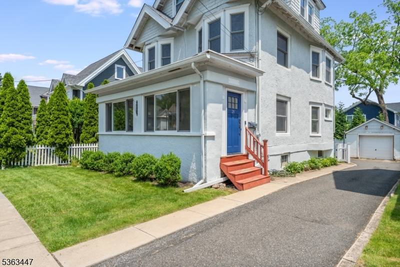 Charming and spacious 4 bedroom rental in the heart of Chatham, just block to downtown and the NYC train !