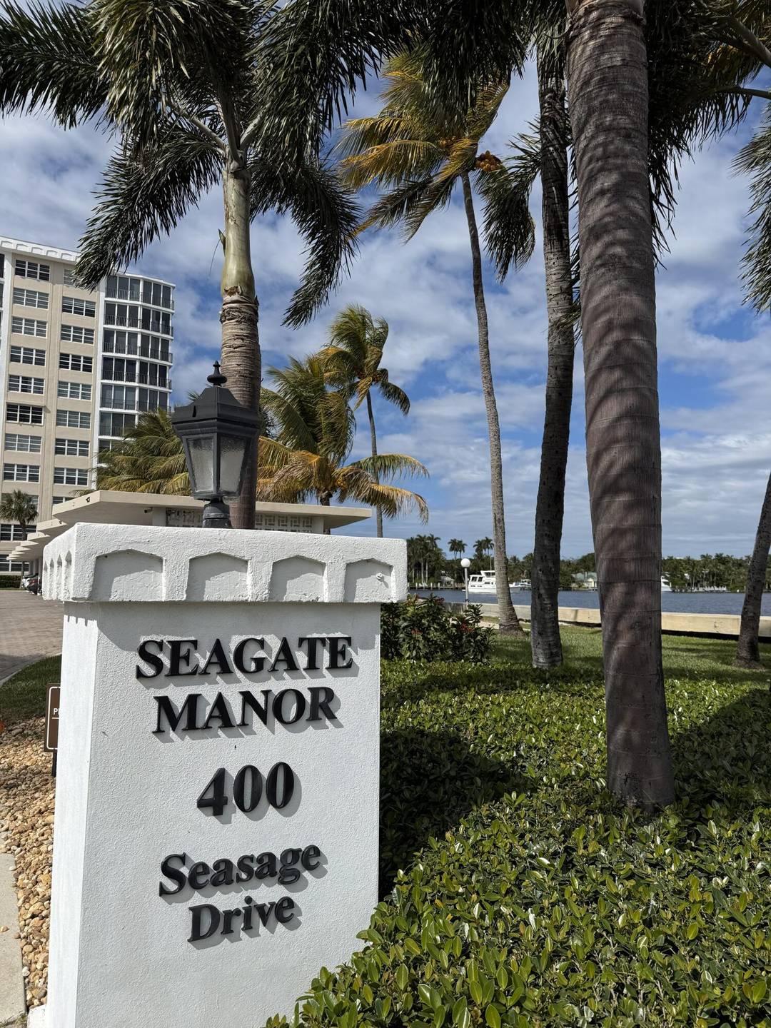 Designed to take advantage of sublime panoramic Intracoastal Waterway and ocean views, this light filled penthouse offers formal living and dining rooms, kitchen, sunroom and two ensuite bedrooms.