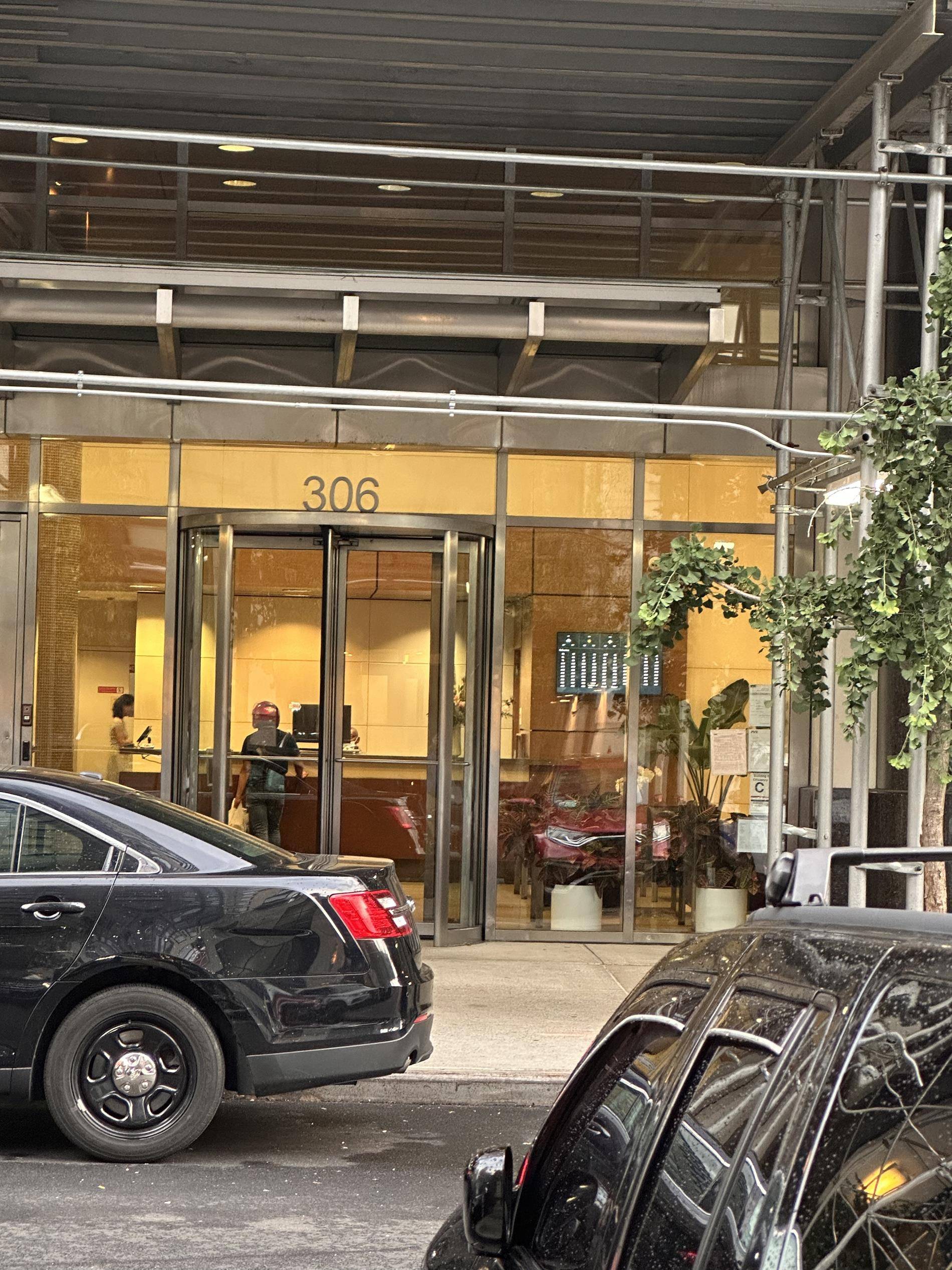Oro at 306 Gold Street Building Overview Rising prominently in the Downtown Brooklyn skyline, The Oro offers a distinguished living experience that combines luxury with unmatched convenience.