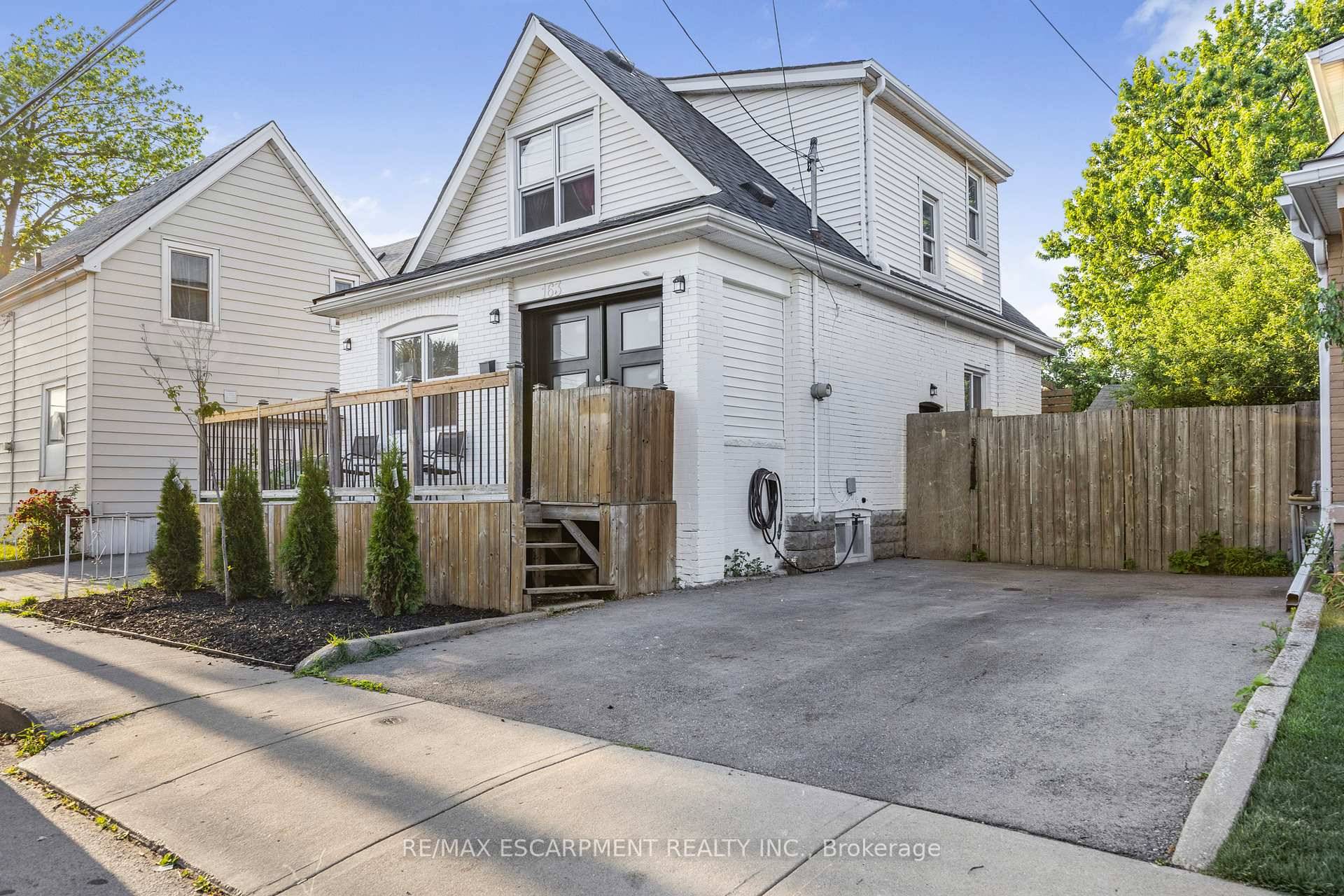 Charming amp ; Fully Renovated 3 Bedroom Detached Home with Modern Upgrades Welcome to this beautifully renovated 3 bedroom detached home, offering a perfect blend of style, comfort, and convenience.