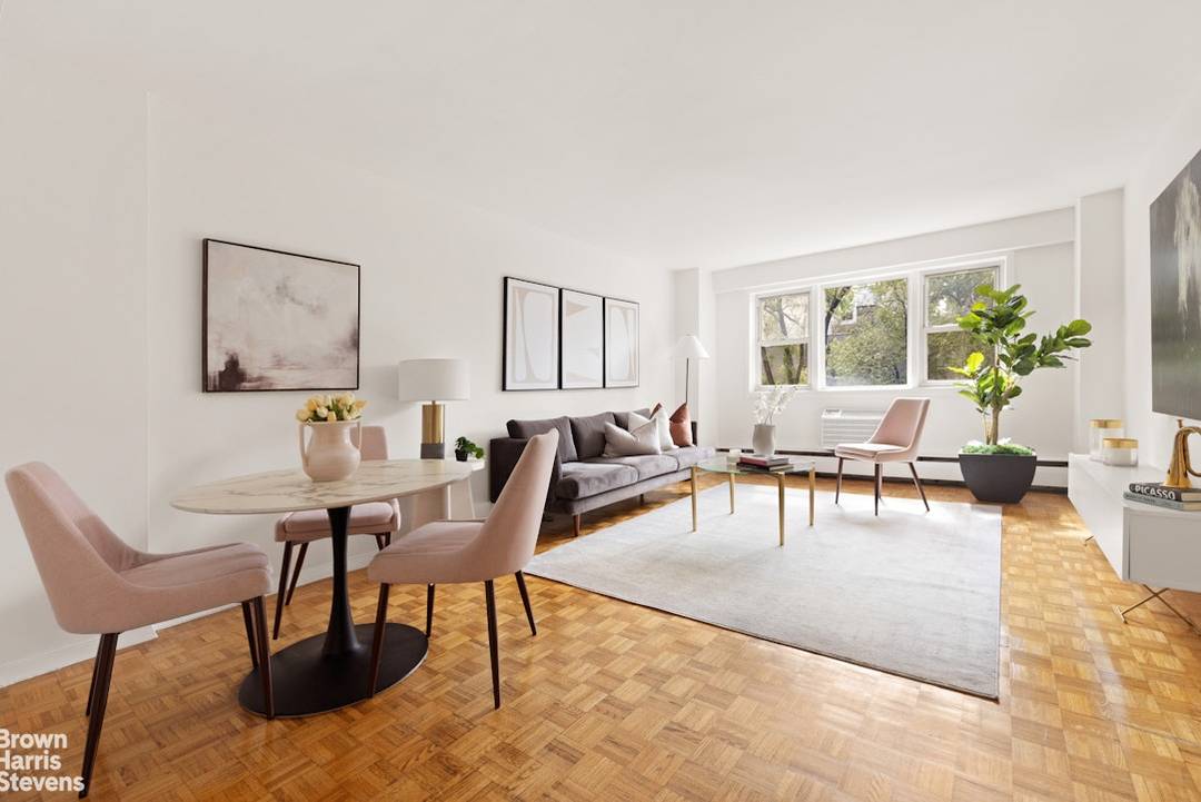 Sunny 1 Bedroom Retreat in Yorkville This spacious and airy 1 BR Co op must be seen to be believed !