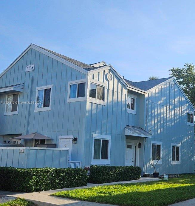 2 Bed 2. 5 bath townhouse in a boaters paradise.