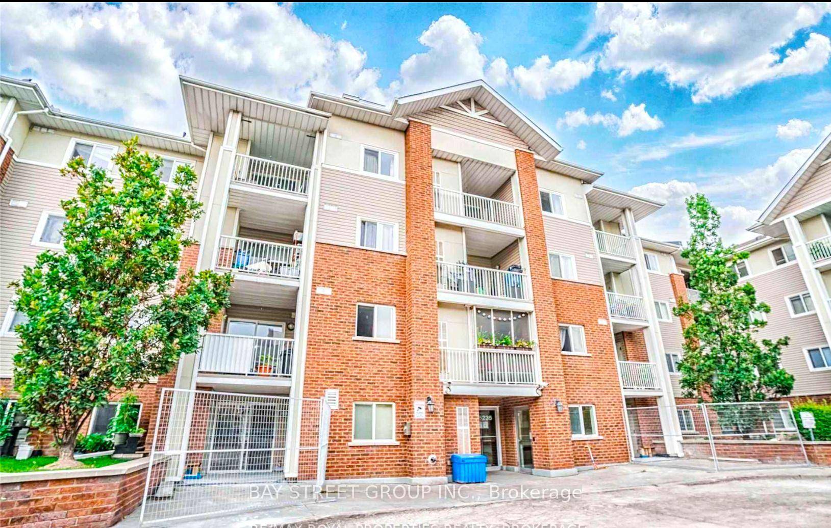 Move In Ready And Exceptionally Spacious 2 1 Bedroom, 2 Bath Condo In The Highly Sought After Woodside Pointe !