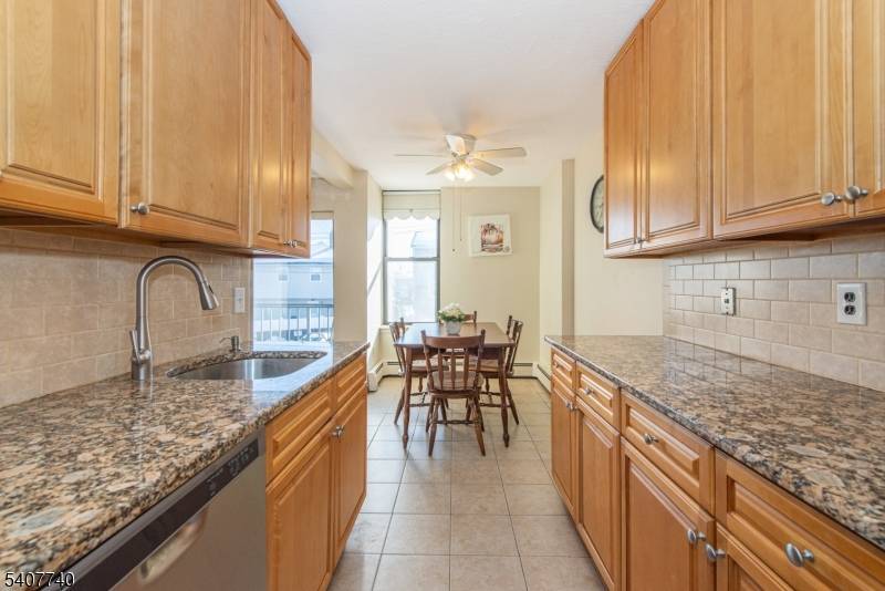 CHARMING 2 BEDROOM CONDO IN NUTLEY !