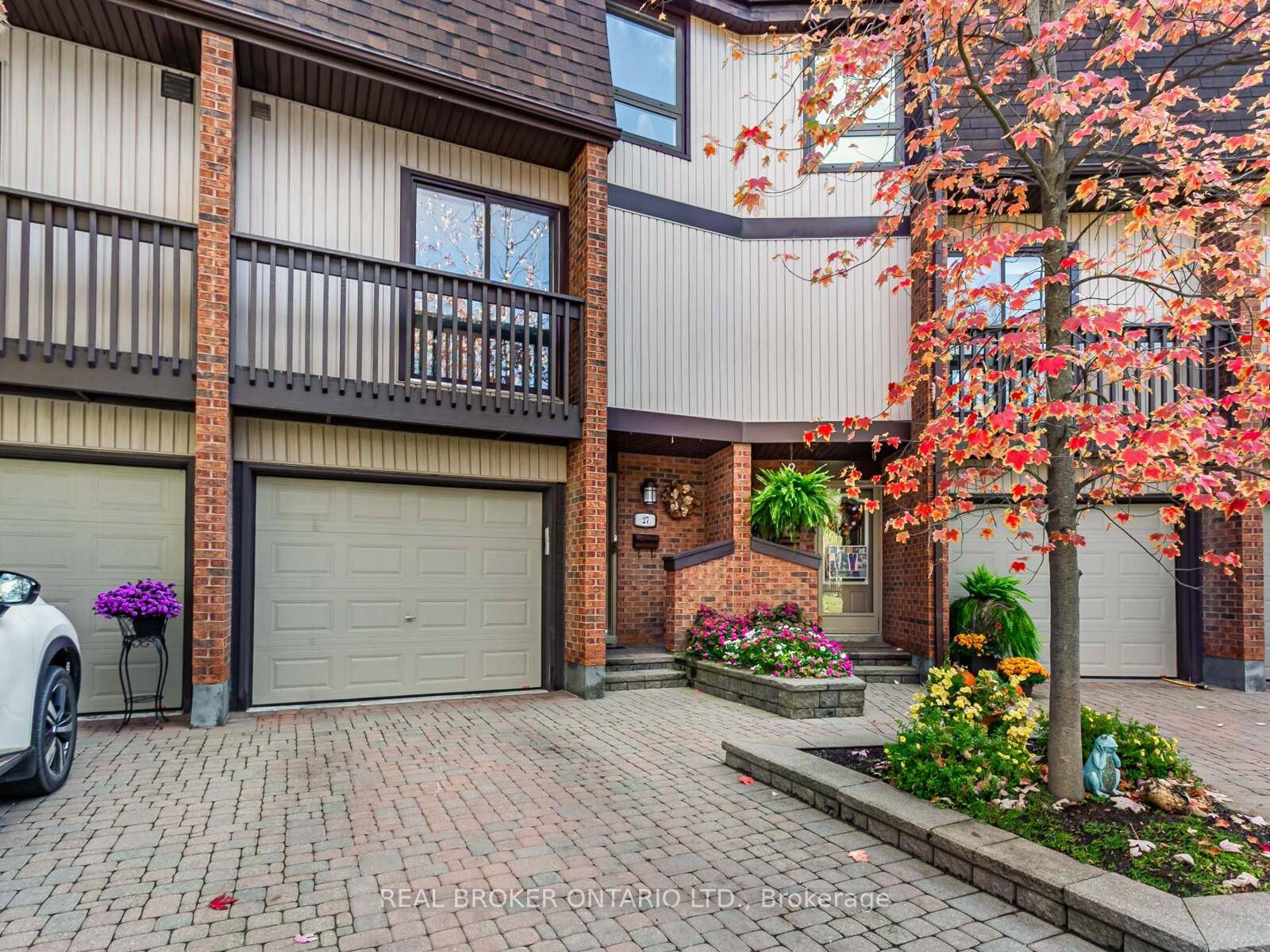Spectacular, Tastefully Updated 1955sf Townhome on a Quiet, Treed Cul De Sac in Walden Spinney, a Forested, Hidden Gem Community in Clarkson Village.