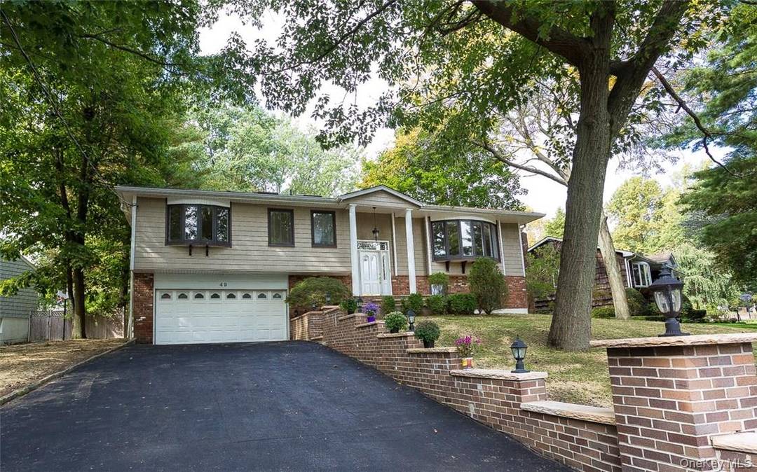 Like New ! Come and see the opulence of 49 Soulice Place.