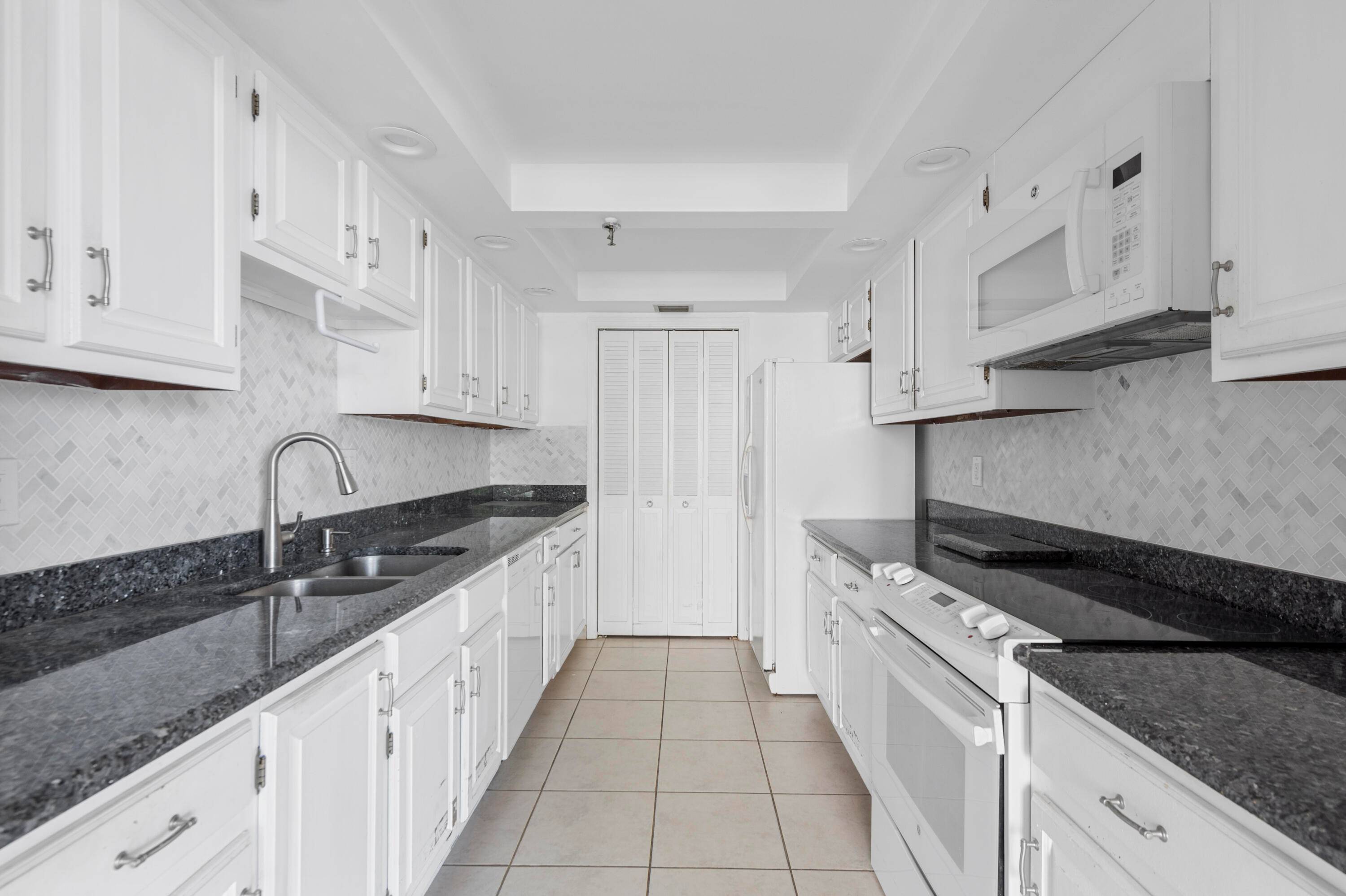 This spacious apartment 1, 000 sq ft is ready for renovation, located in Porta Bella Yacht and Tennis Club, a highly desirable waterfront community in East Boca Raton.