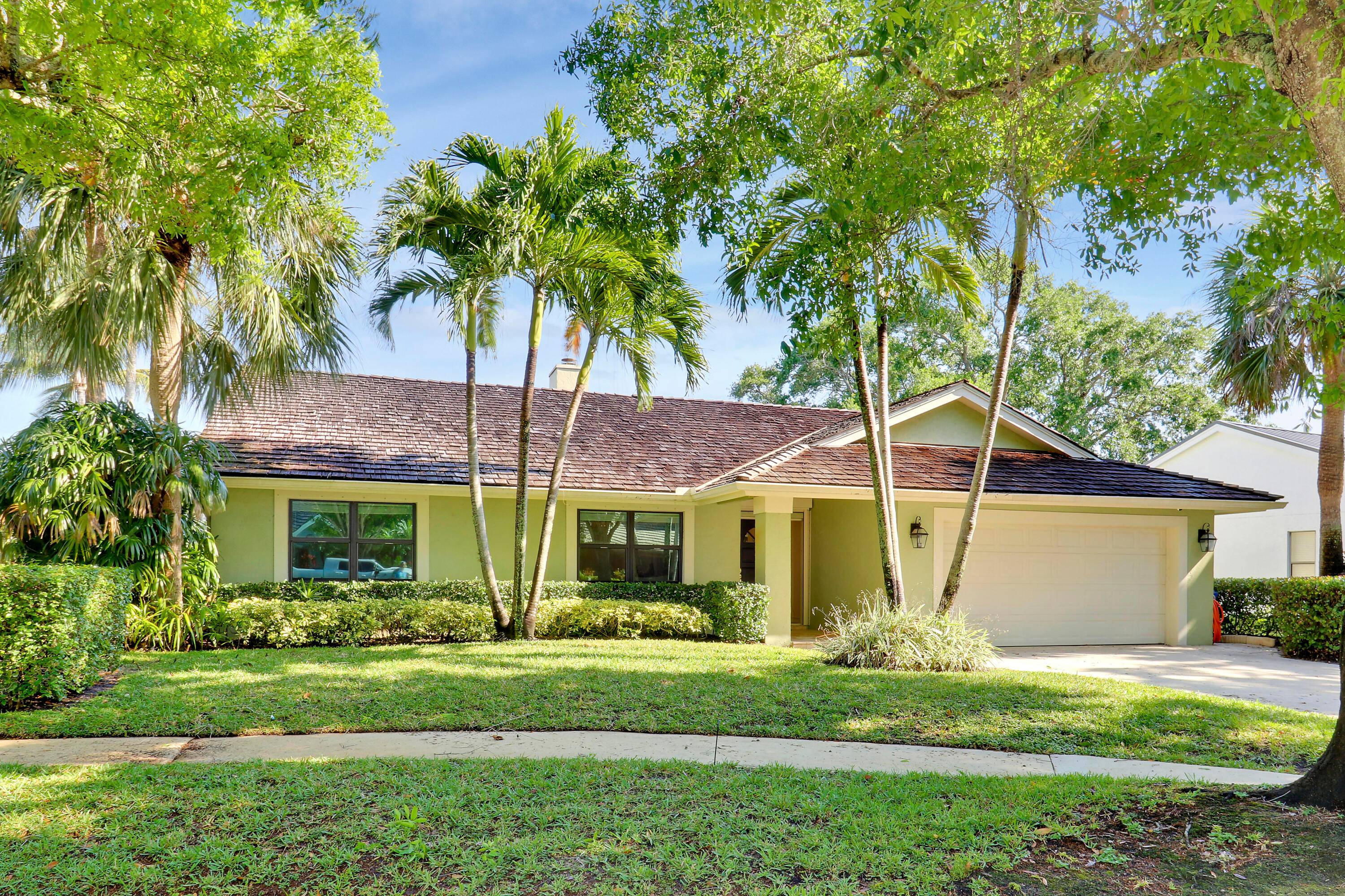 Stunning cul da sac pool home in The Shores of Jupiter.
