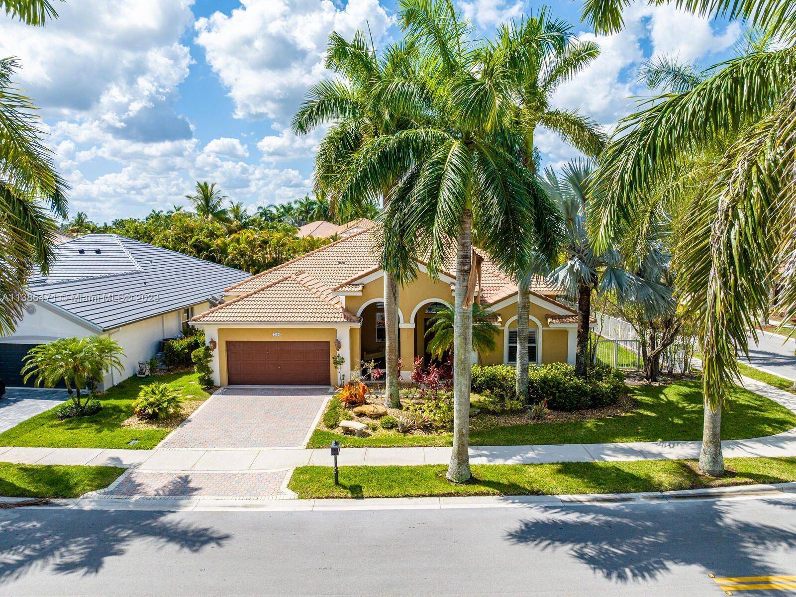 One Story home with a pool and a corner lot in the beautiful community of Weston Hills Country Club, open floor plan with high ceilings and lots of natural light, ...
