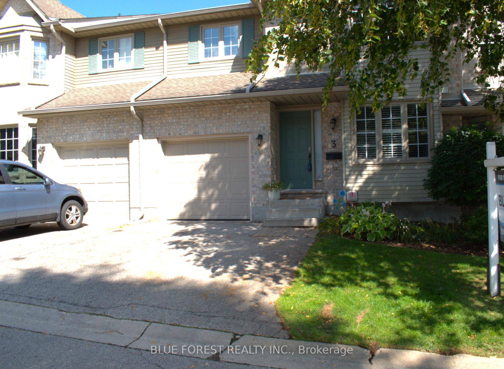 Beautiful Townhouse located between 3 5 minutes drive to shopping plazas, grocery stores, Masonville mall, UWO and University hospital, one of the most sought after London areas.