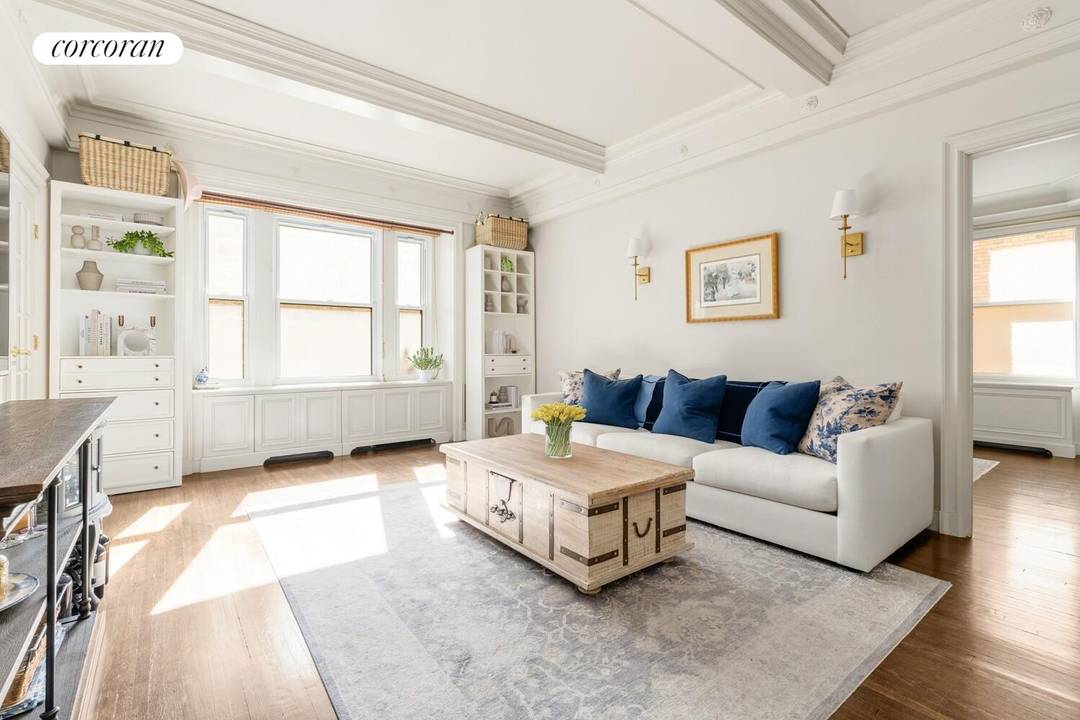 Experience classic Park Avenue living in this bright one bedroom, one and a half bathroom residence at The Griffon, a full service prewar condominium in Murray Hill.