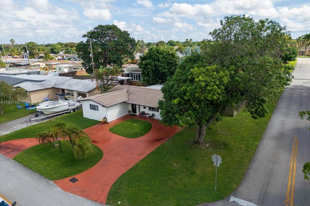 3B 2B Large Corner Lot ! Well maintained single family home in Pembroke Pines.