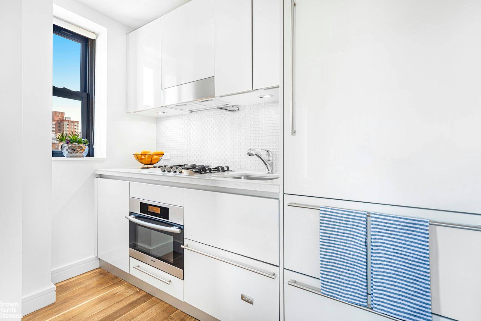 Rare and bright corner studio with balcony and stunning views !