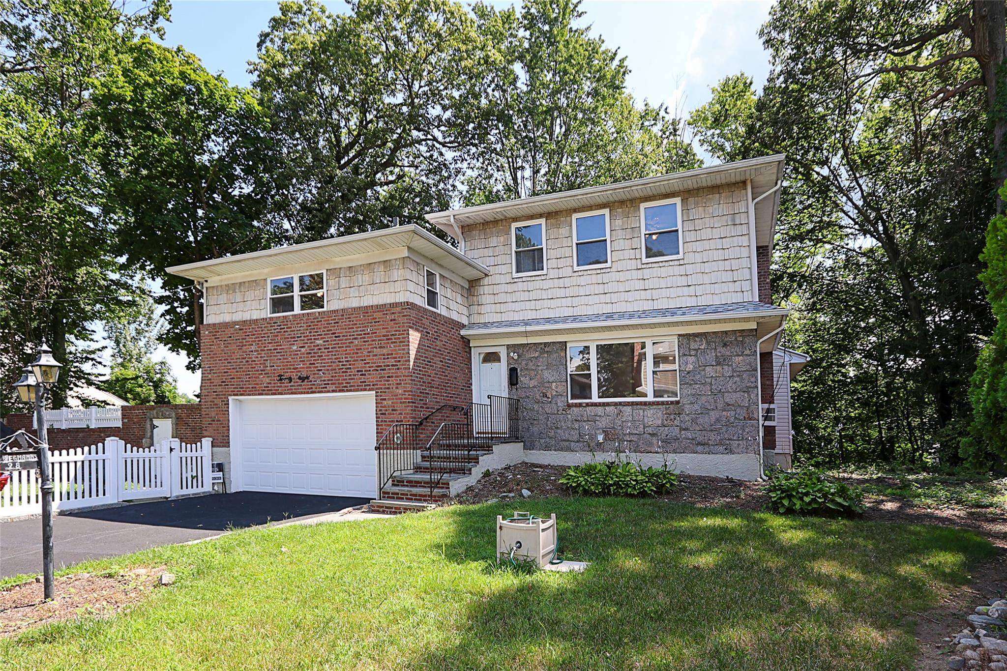 Whole house remodeled, 6 bedrroms, 4 bathrooms, 4000 sq ft of living space, hugh lot 122 x 203, located in a cul de sac.
