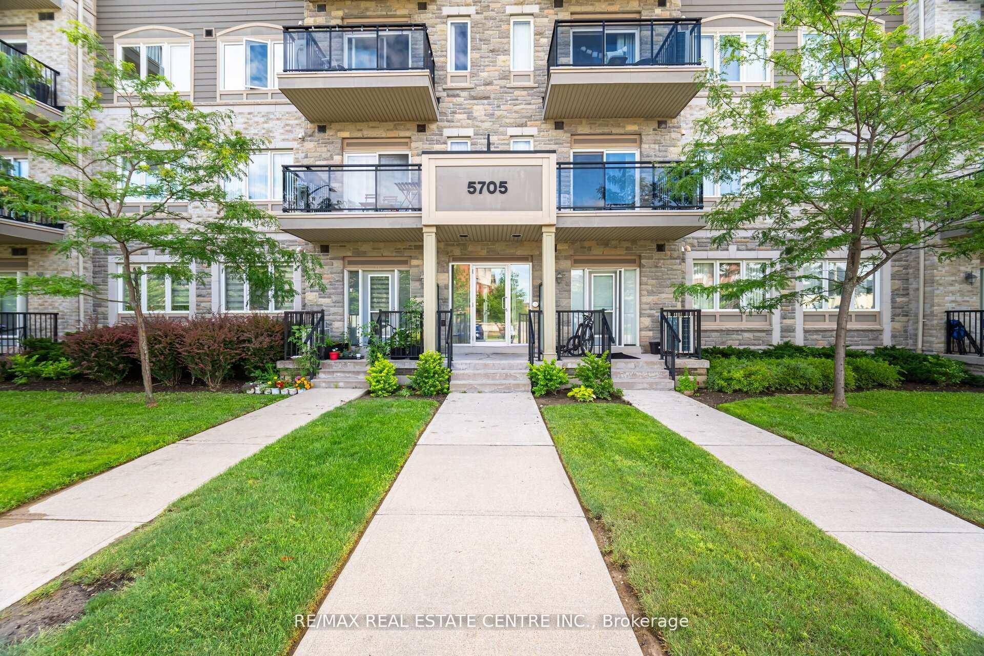 Upgraded, sun filled corner unit in the heart of Churchill Meadows offering 751 sq.