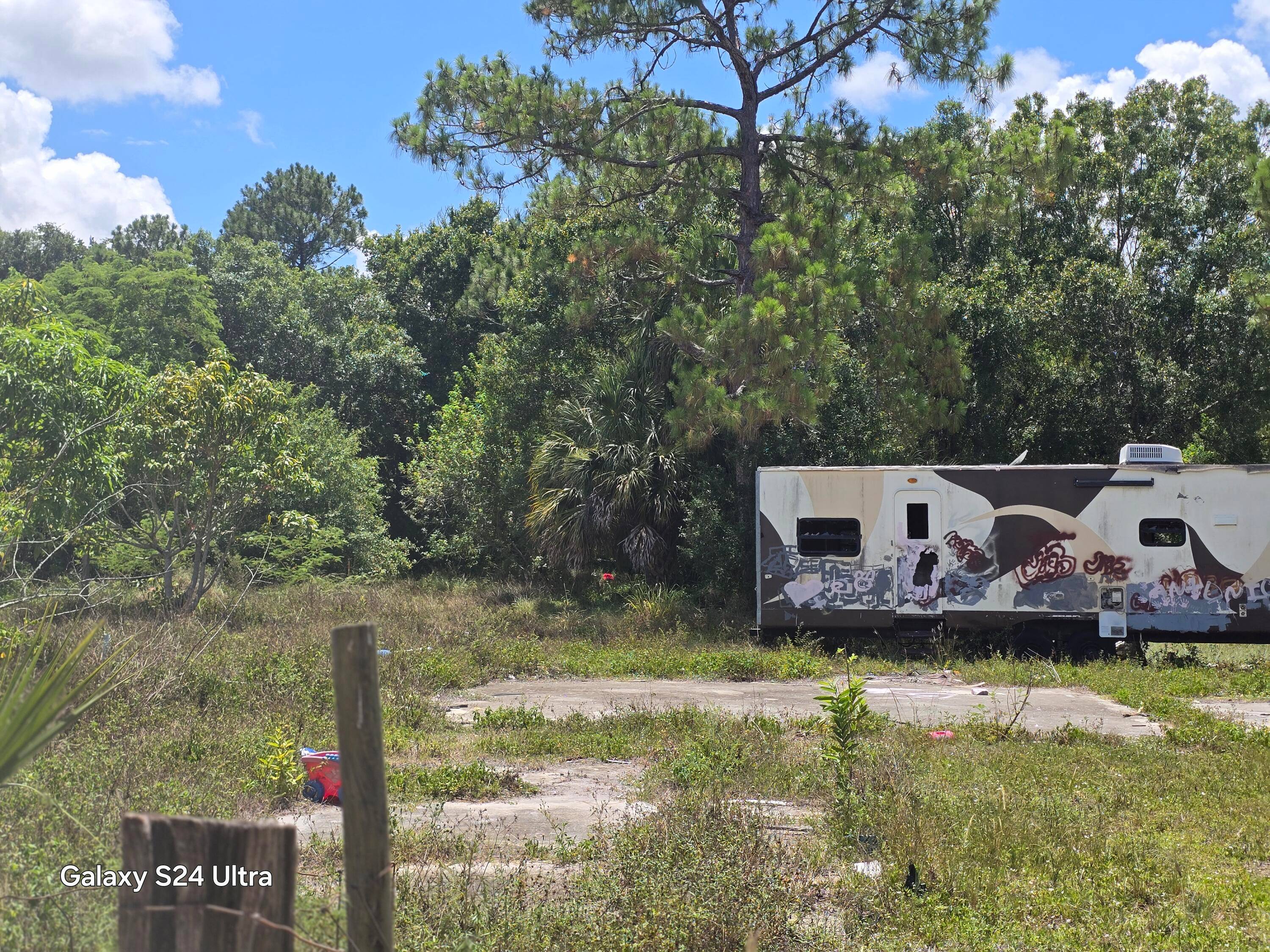 Great land over 25 thousand SQF, Close to Vero beach, include Mobil home in place, really good area for your family or build a couple of homes, for more informationcall ...
