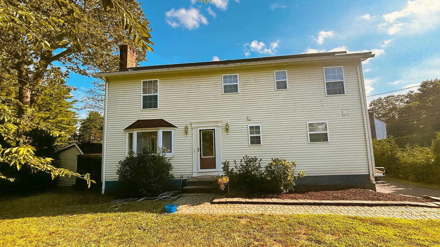 Welcome to 7 School Street Sunlit Colonial Living Near Lake Garda !