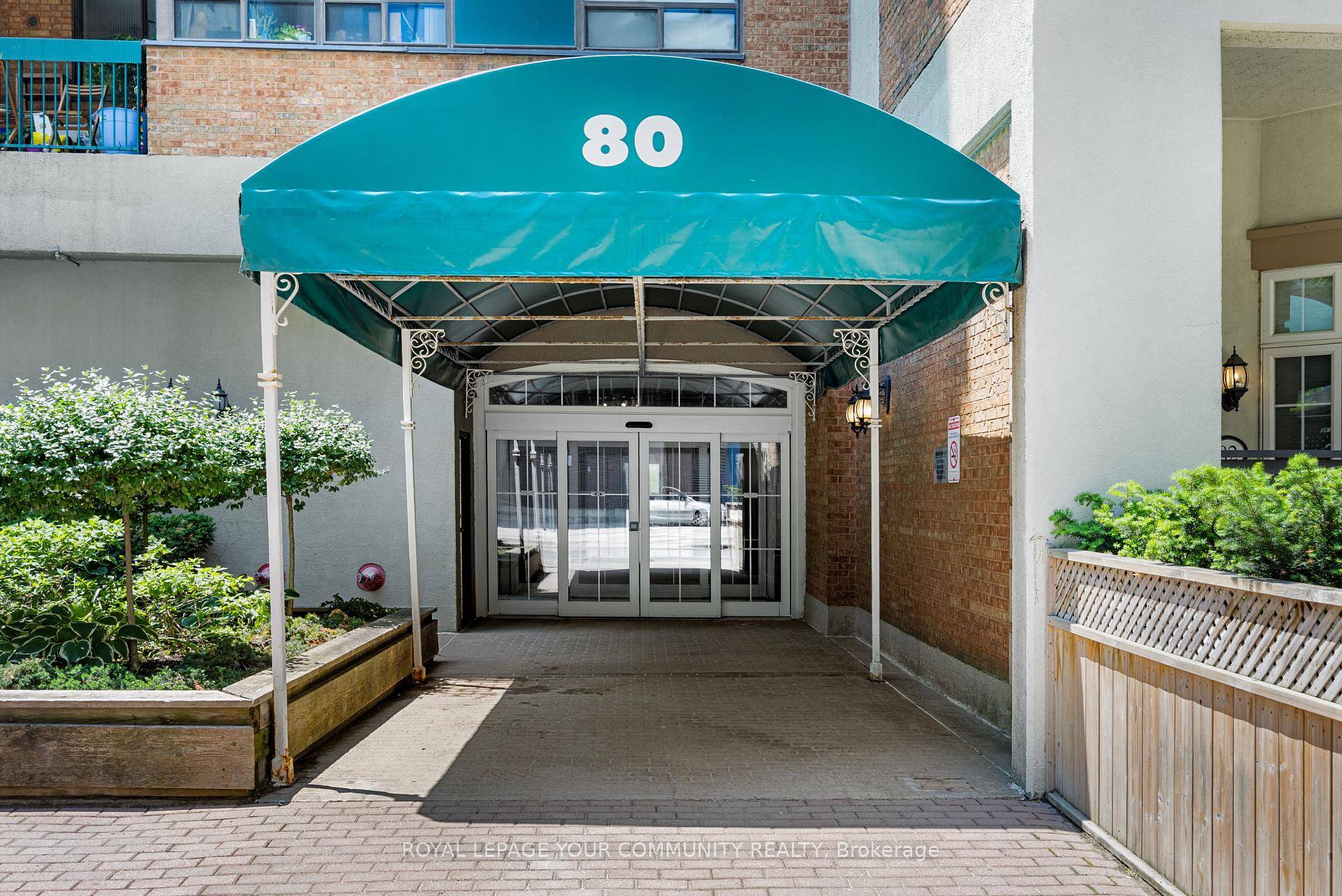 Chic amp ; Cozy Unit Located in The Heart Of Toronto !
