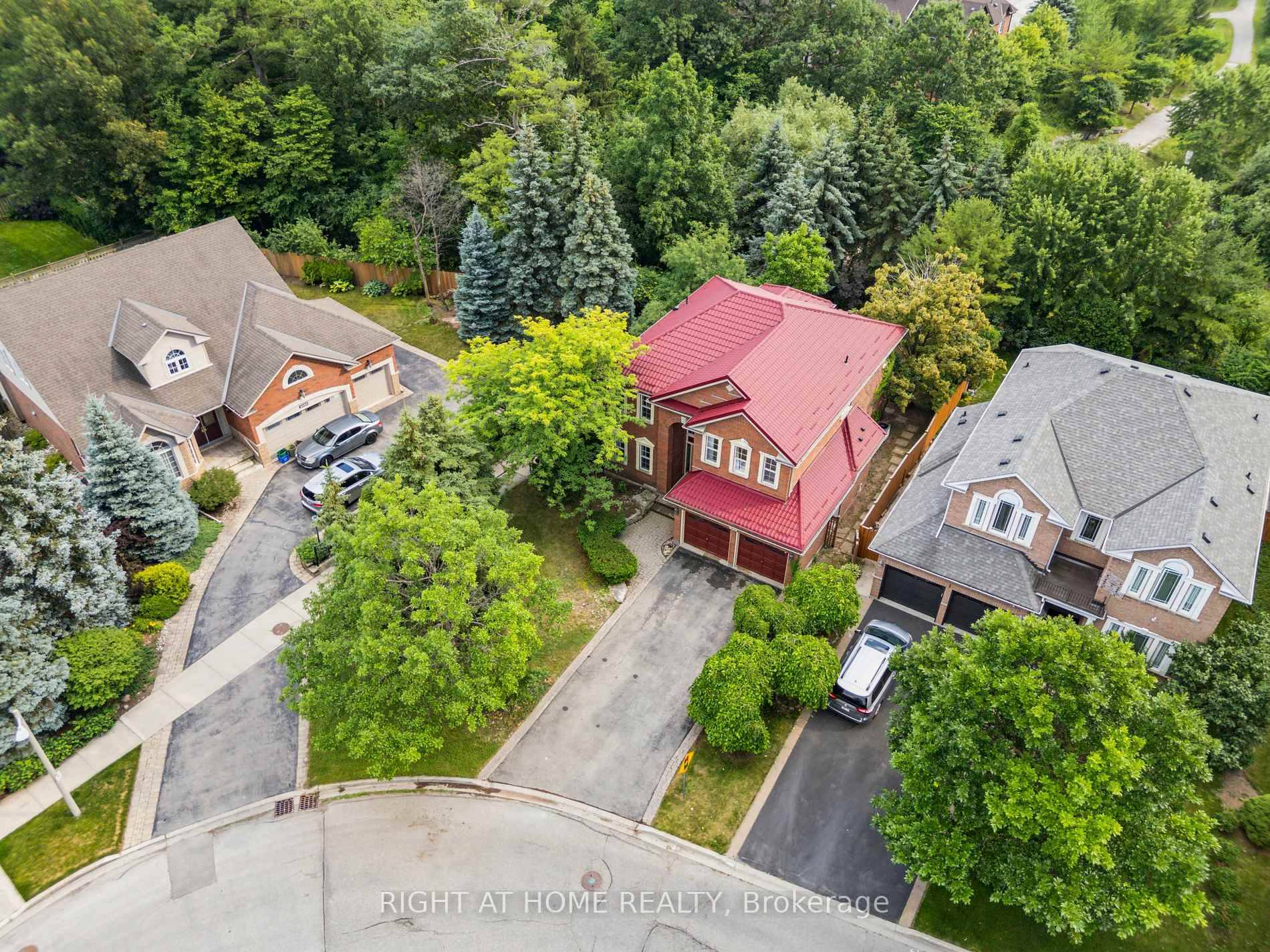 Amazing House in a well Established area of Oakville !