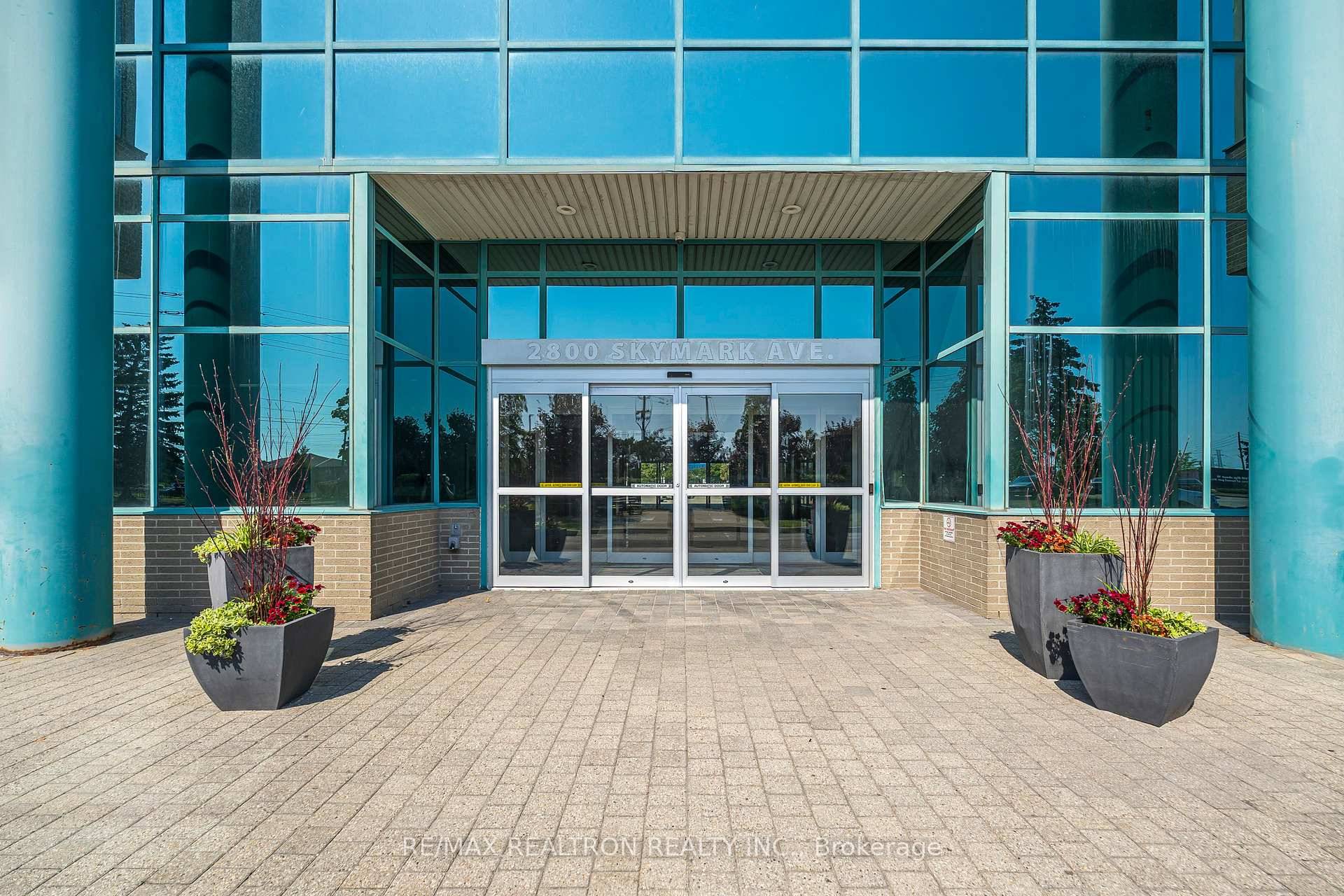 Prestige location in airport corporate center.