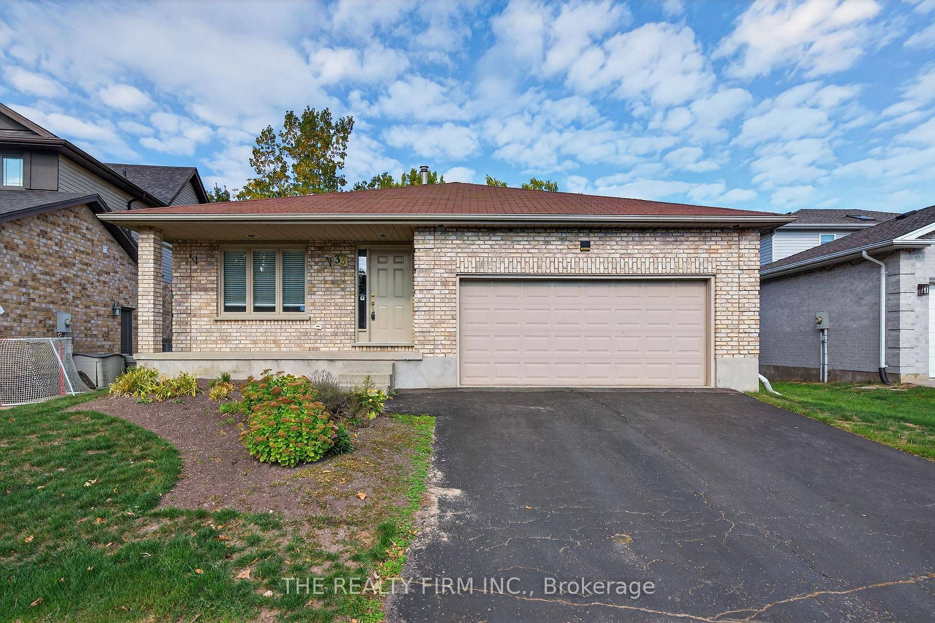 Beautifully maintained 3 1 bedroom, multi level back split for lease in the highly sought after Stoneycreek neighbourhood of London.