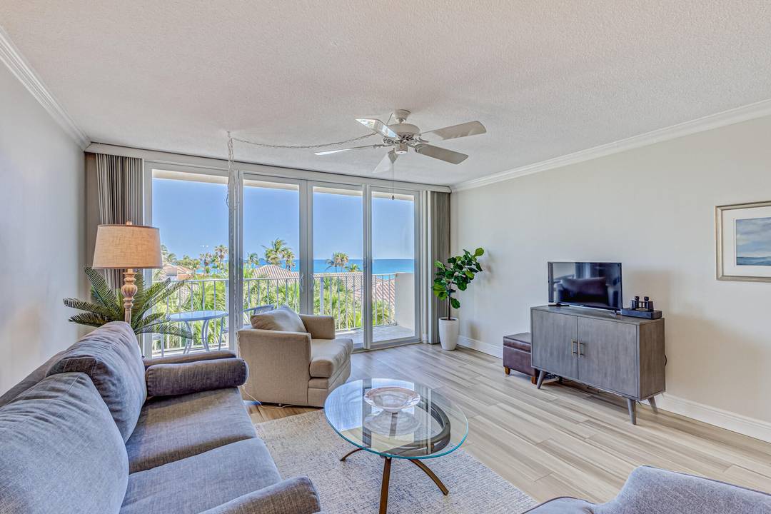This beautiful condo has spectacular ocean views from all rooms !
