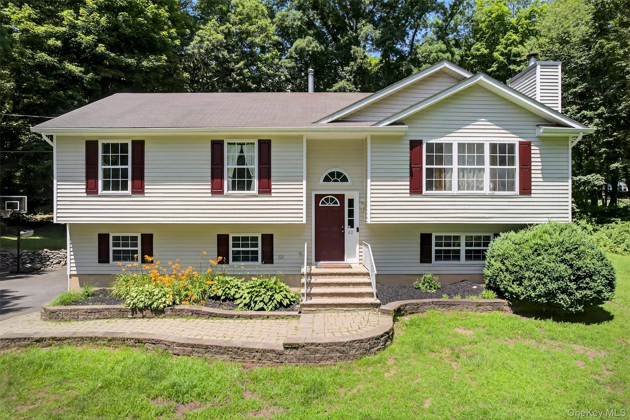 FULLY AVAILABLE ! Searching for privacy, serenity, and Cornwall Schools ?