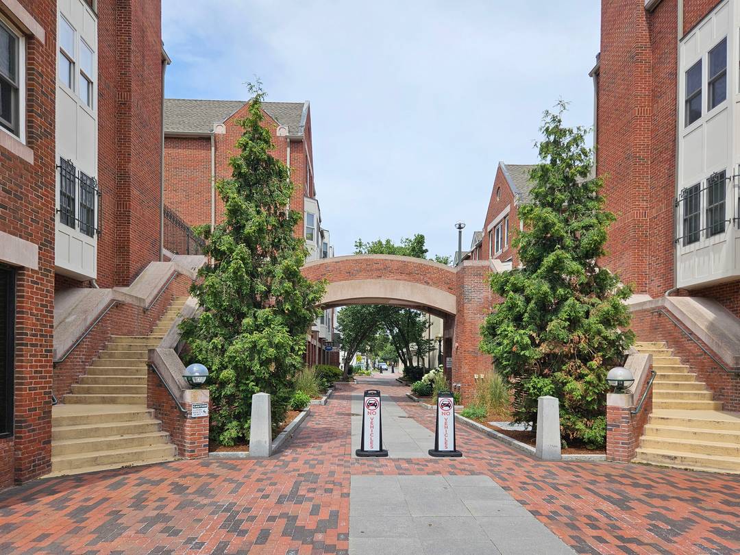 Rare find a single level, 2 bedroom, 2 bathroom 1400 sq.