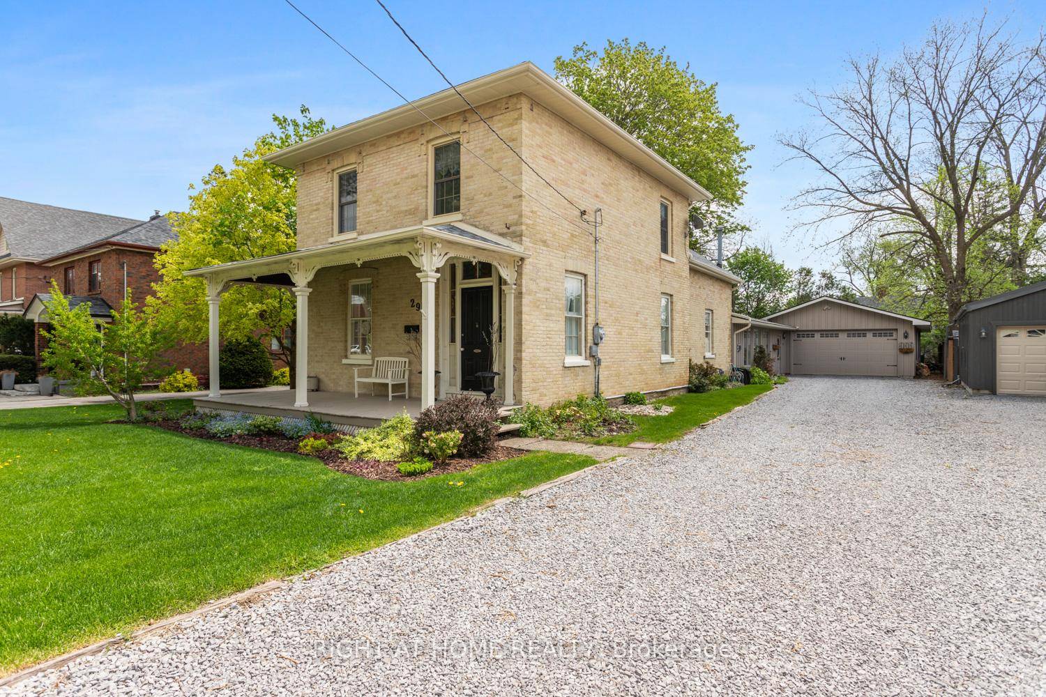 Where history, charm and many happy family memories converge into an extraordinary property !