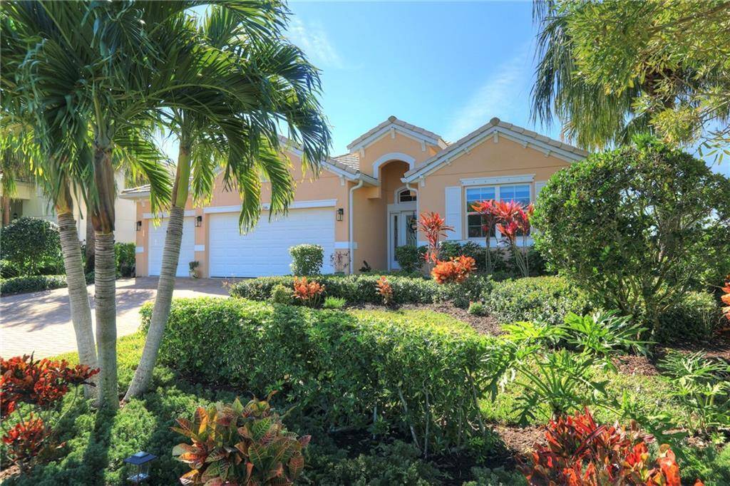 LAKEFRONT 3 bed, 3 bath, 3 CAR GARAGE, GENERATOR minutes away from beaches.
