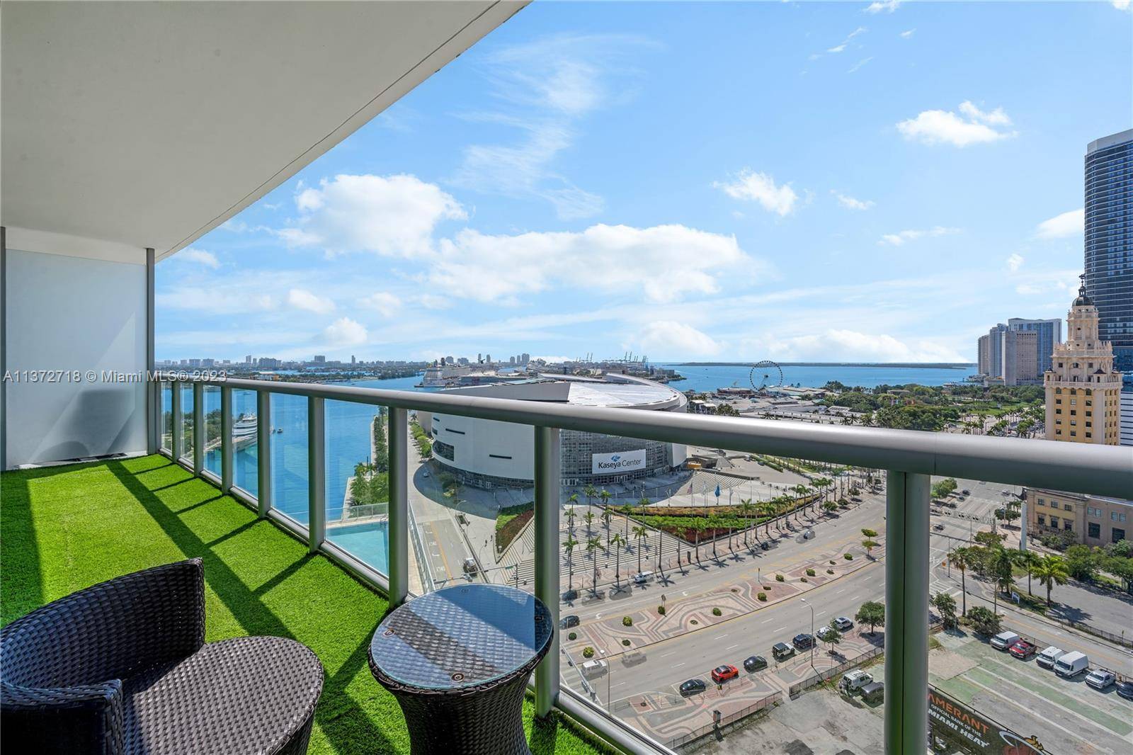 Spectacular 1 1. 5 with breathtaking views of the Biscayne Bay.