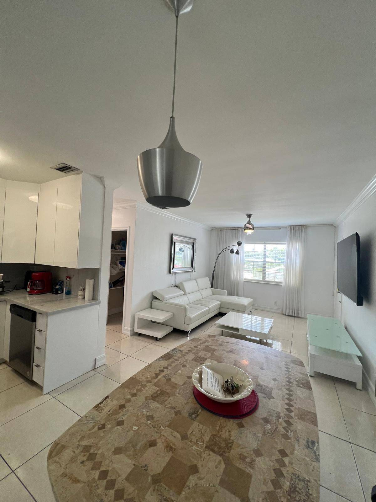 Perfect for investors ! No lease restrictions.