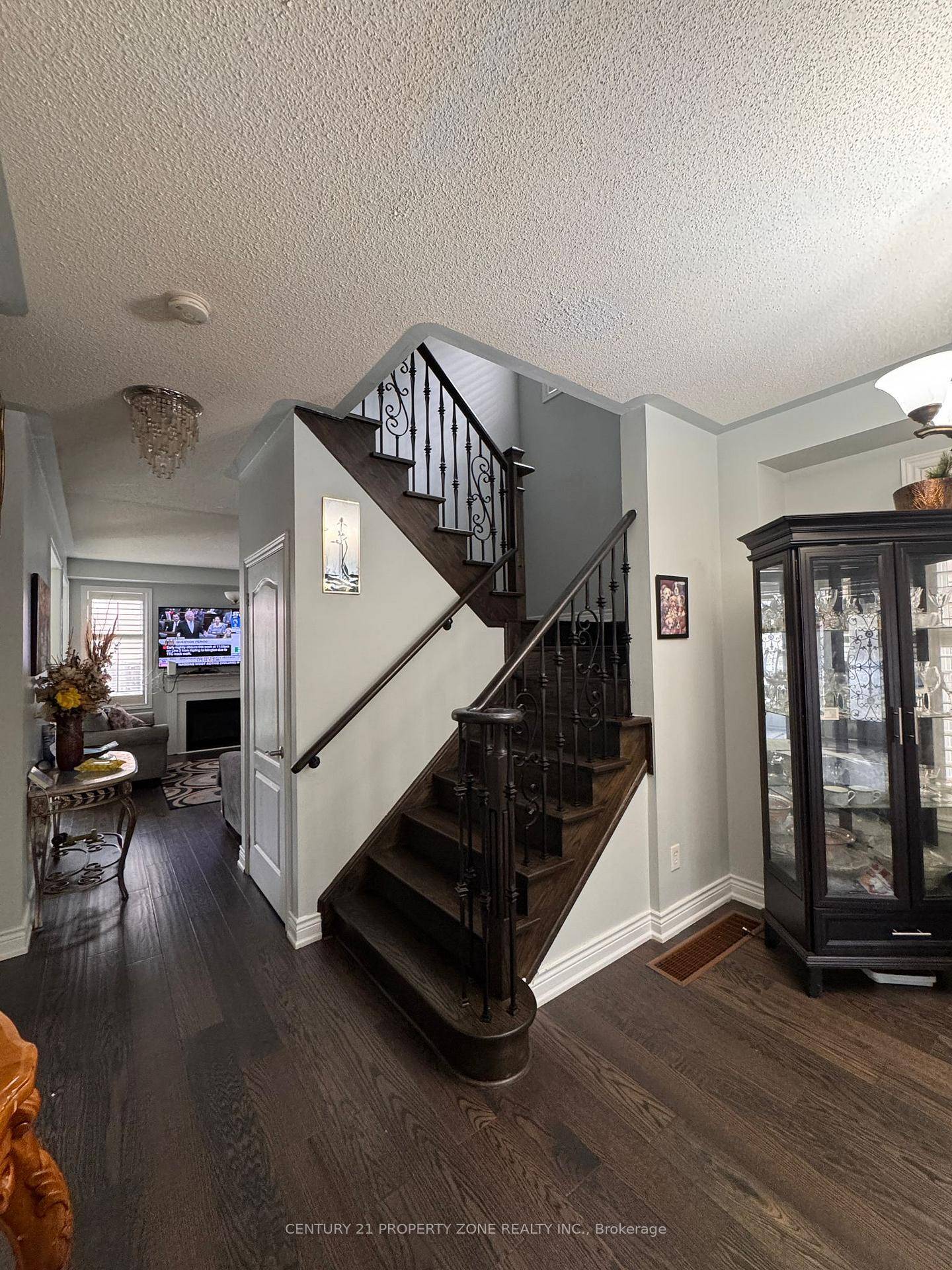 Welcome to this beautifully maintained 2 storey home in a sought after family friendly Bramptonneighborhood !