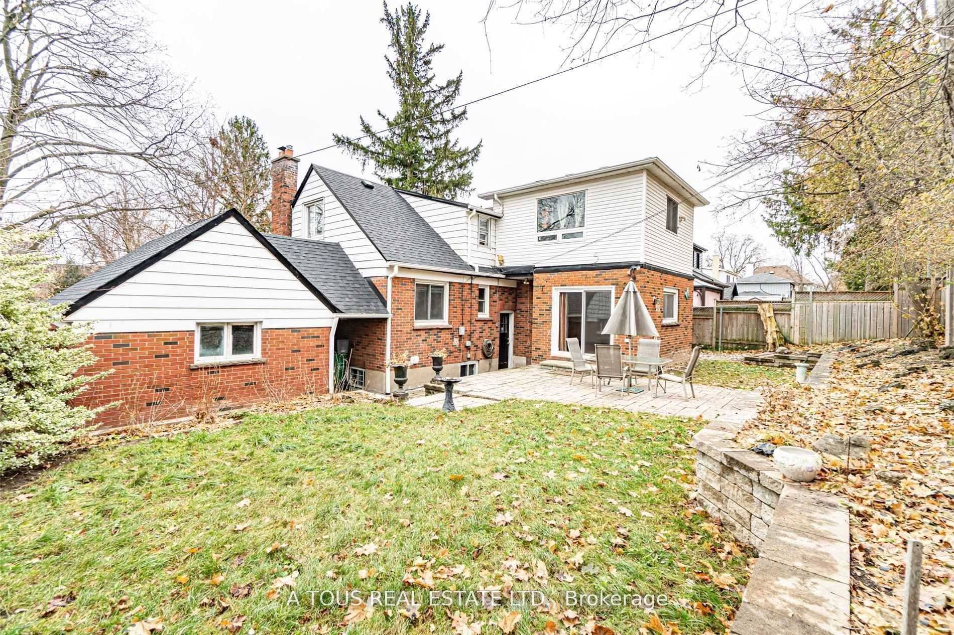 Lovely 3 1 bdrm Detached house in a Desirable area of Brampton, Full of green, Surrounded by Parks and mature trees, Large living area, family rm, Huge master with skylight, ...