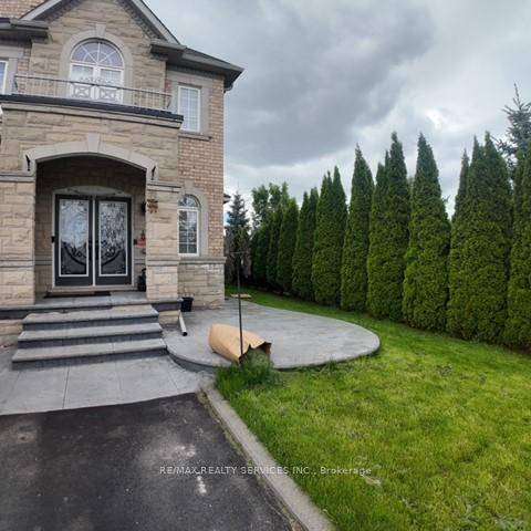 Discover this bright, modern, and professionally finished 2 bedroom legal basement located in the prestigious Credit Ridge Estates.